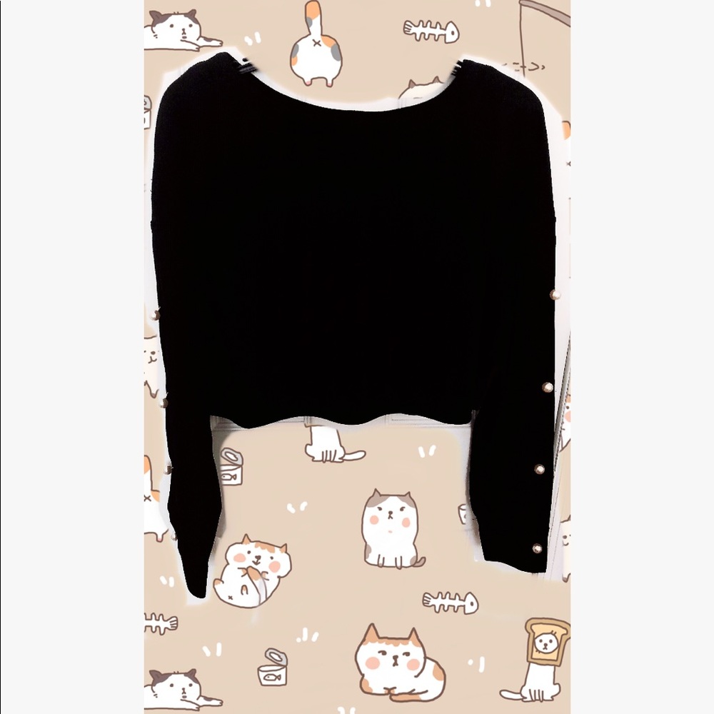 Black crop sweater with pearls sleeves